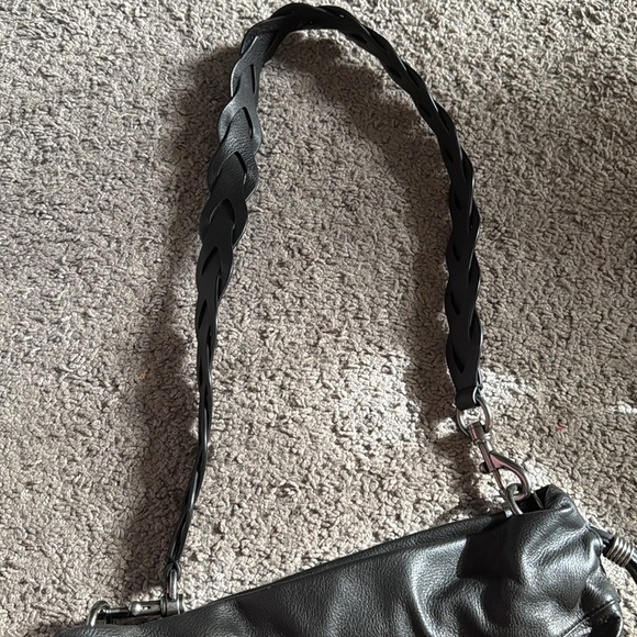 Elegant Black Leather Shoulder Bag - Picture 3 of 5